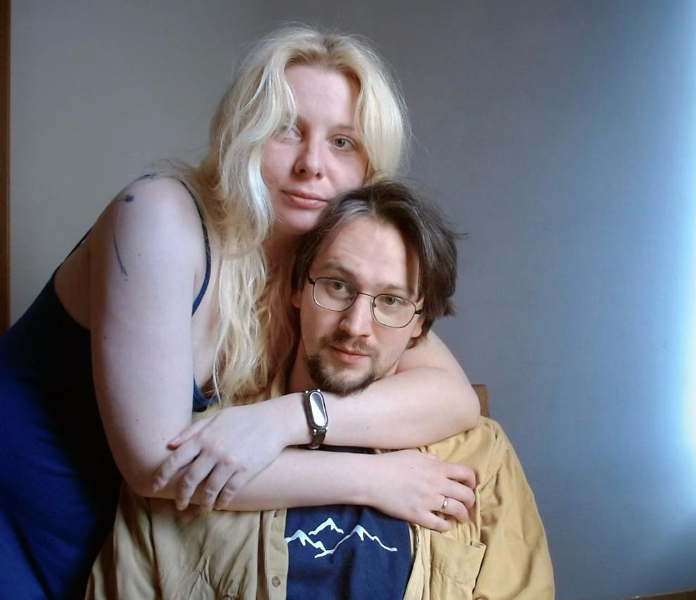 Timofei y Margarita juntos en casa, abrazados junto a una ventana.
