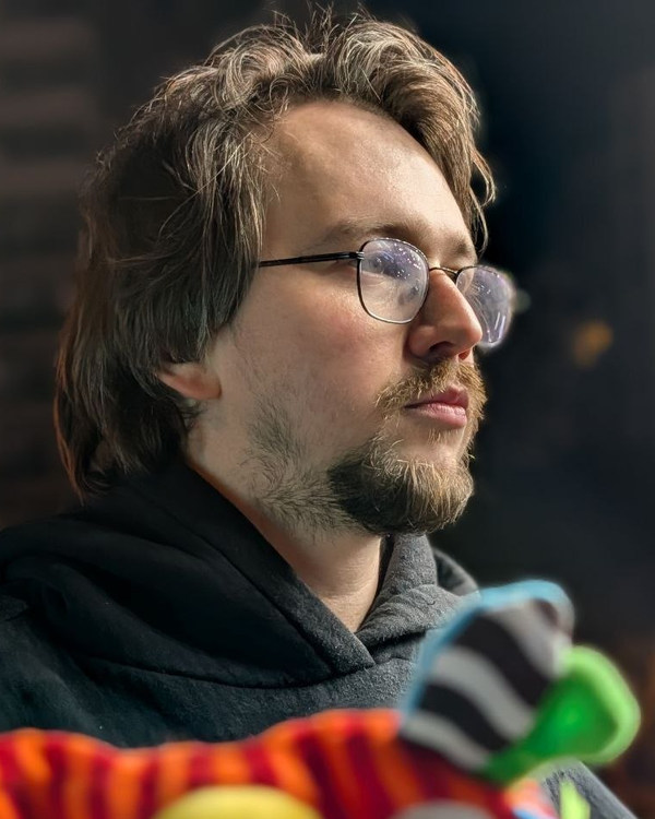 Retrato de Timofei con gafas.